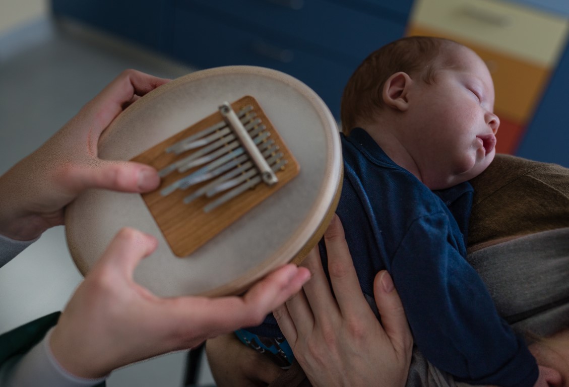 Musiktherapie im Schlaf bei Frühgeborenen wirksam, von Dr. Susann Kobus. Foto: Stiftung Universitätsmedizin Essen/ Foto: Jürgen Heger